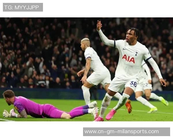 穆阿尼现身热刺训练场约翰逊乌多吉缺席引关注 穆阿尼现身热刺训练场约翰逊乌多吉缺席引关注