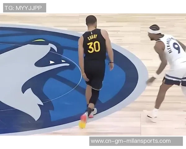 布克首节狂砍20分展现主动进攻态度防守端无所畏惧勇往直前